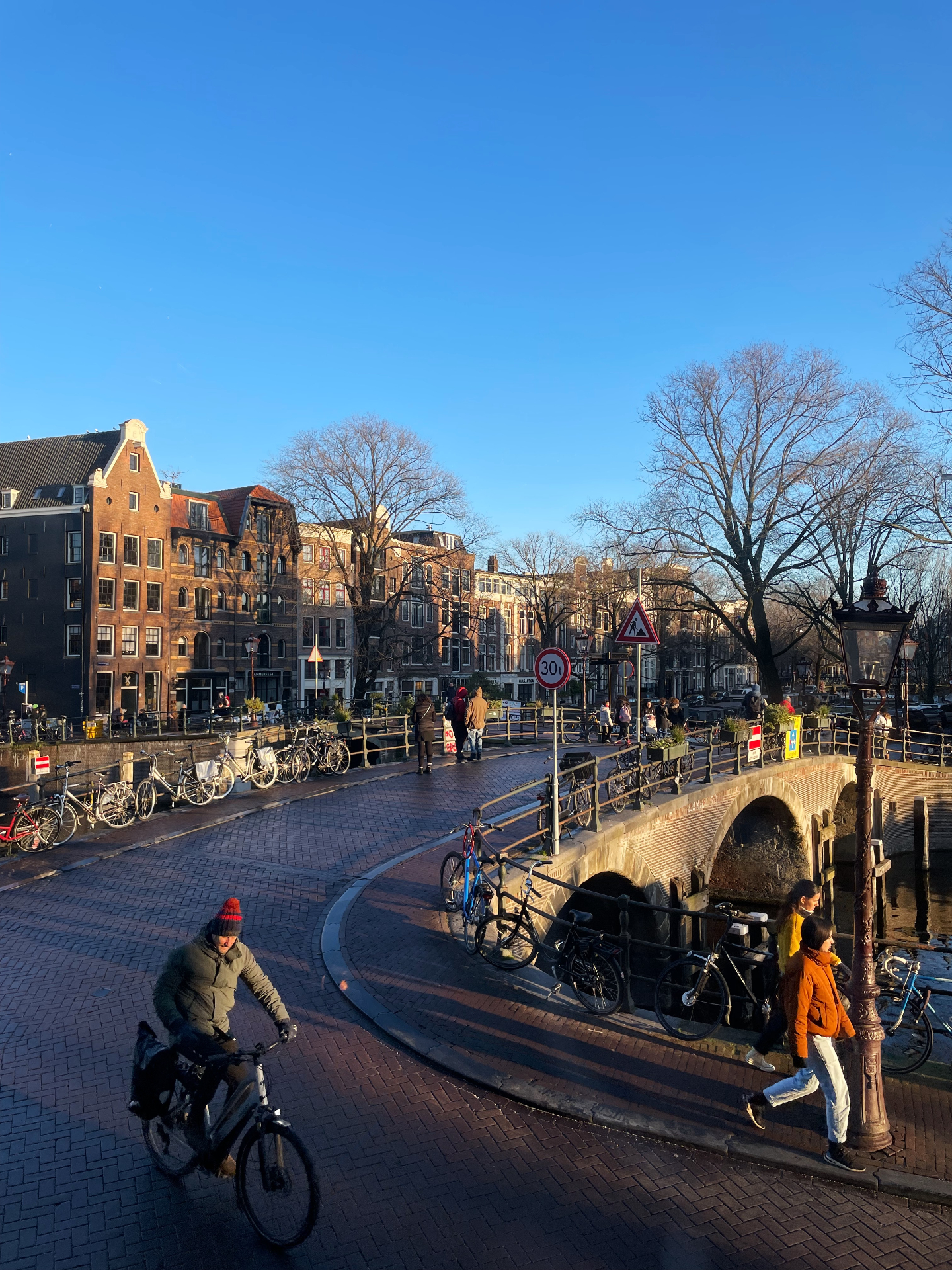 A bridge on the Brouwersgracht in winter light